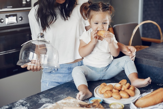 Familia cocina la masa para galletas