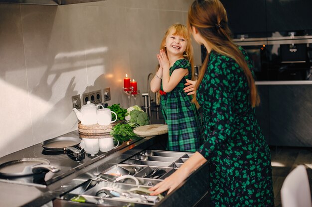 Familia en una cocina