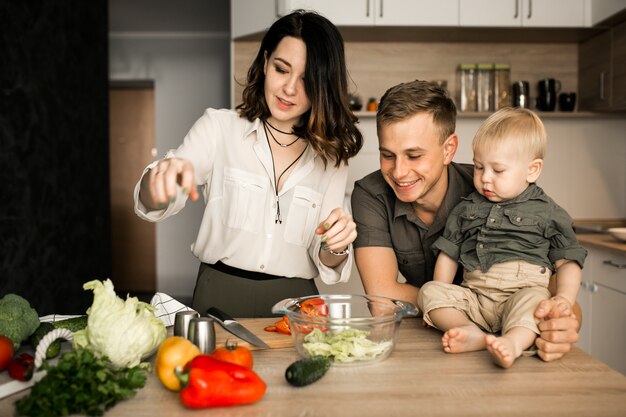 Familia en la cocina