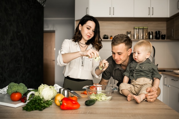 Foto gratuita familia en la cocina