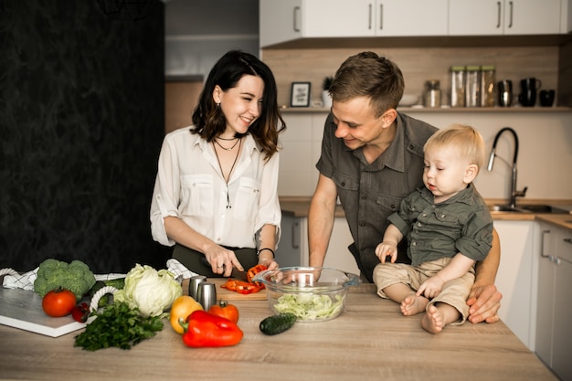 Familia en la cocina