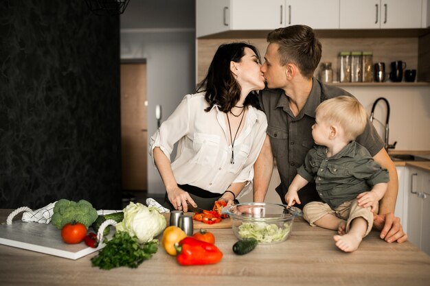 Familia en la cocina