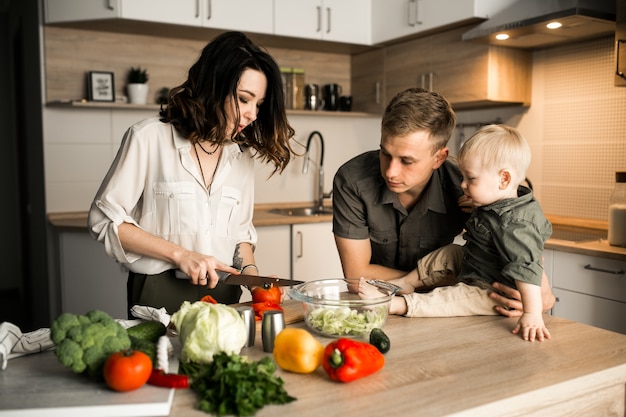 Foto gratuita familia en la cocina