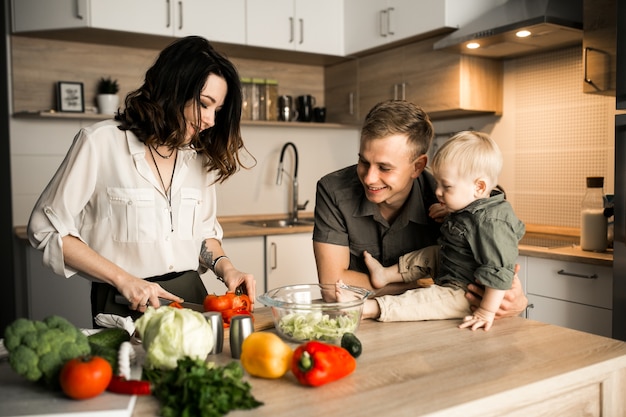 Foto gratuita familia en la cocina
