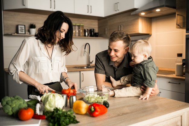 Familia en la cocina