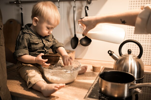 Familia en la cocina