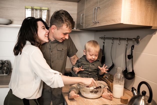 Foto gratuita familia en la cocina