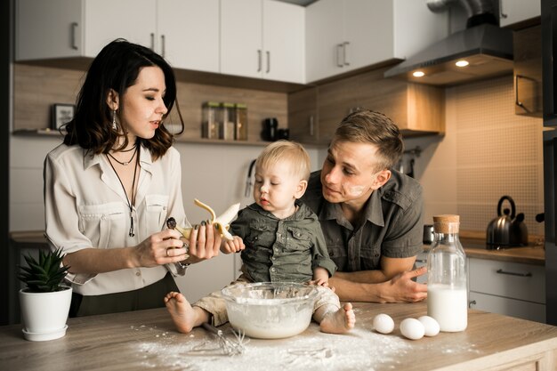 Familia en la cocina