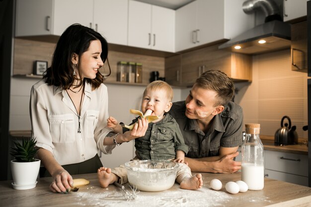 Familia en la cocina