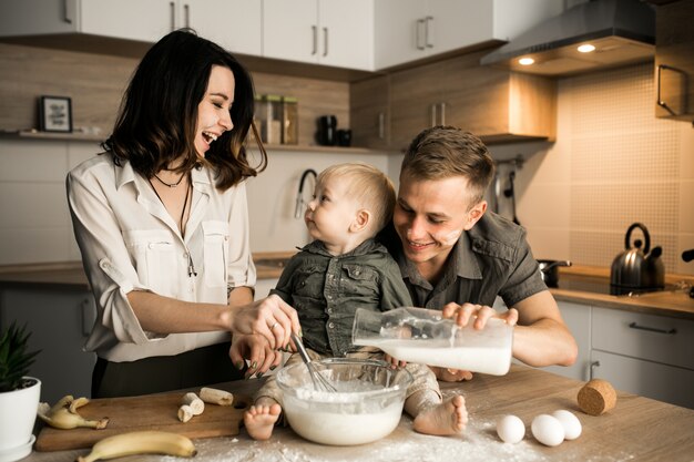 Familia en la cocina