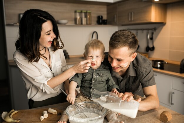 Familia en la cocina