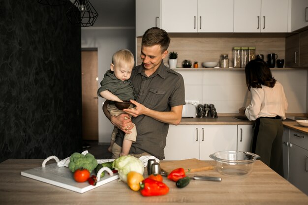 Familia en la cocina