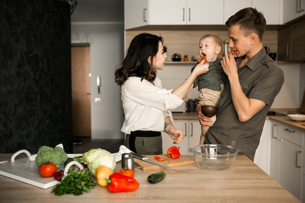 Foto gratuita familia en la cocina