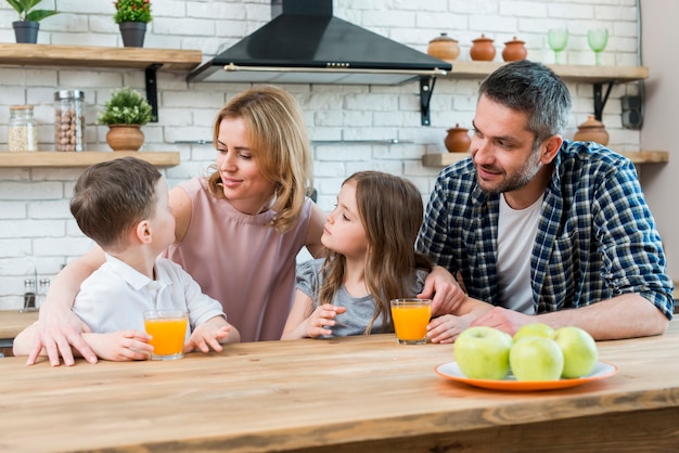 Familia en la cocina