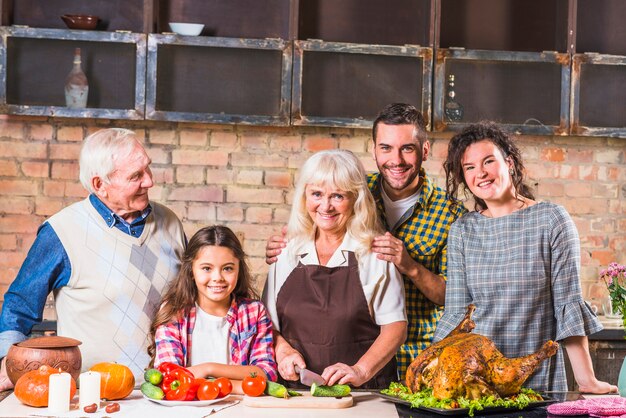 Familia cocinando pavo en la cocina