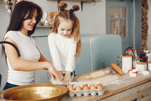 Familia cocinar la masa para galletas.