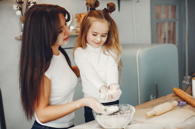 Familia cocinar la masa para galletas.