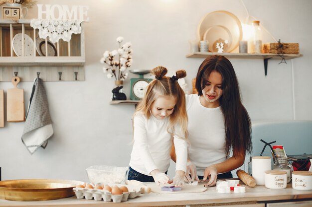 Familia cocinar la masa para galletas.