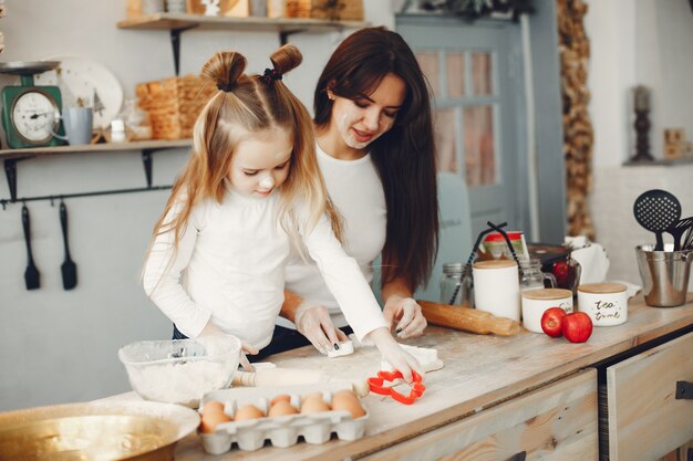 Familia cocinar la masa para galletas.