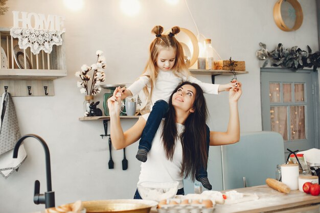 Familia cocinar la masa para galletas.