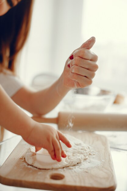 Familia cocinar la masa para galletas.