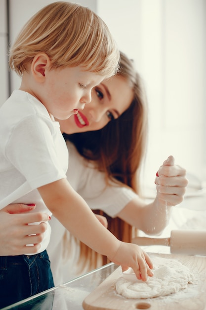 Familia cocinar la masa para galletas.