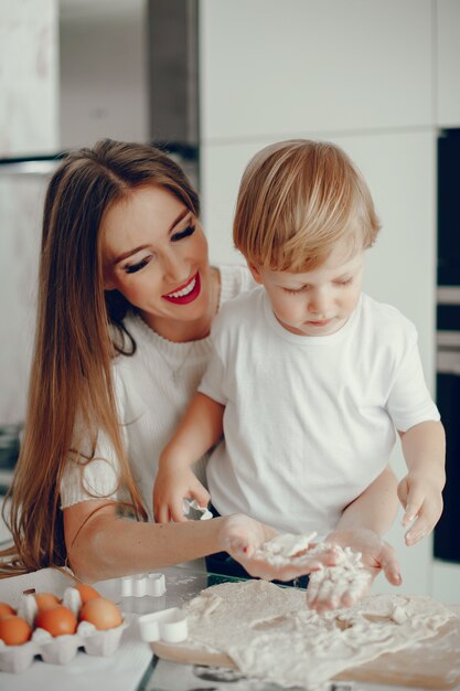 Familia cocinar la masa para galletas.