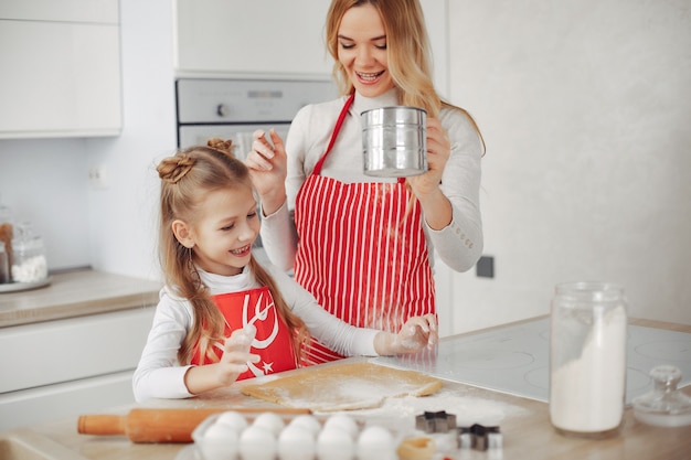 Familia cocinar la masa para galletas.