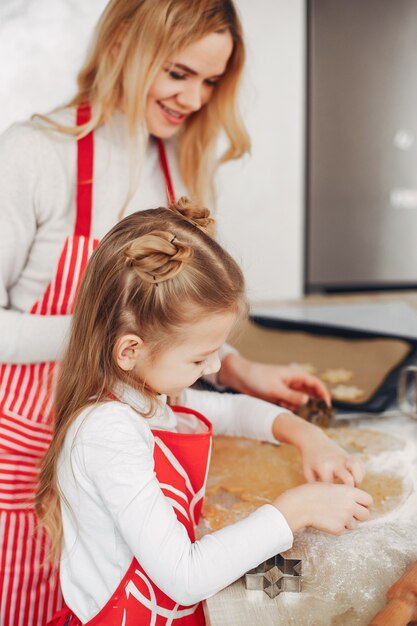 Familia cocinar la masa para galletas.