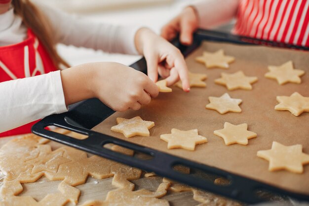 Familia cocinar la masa para galletas.