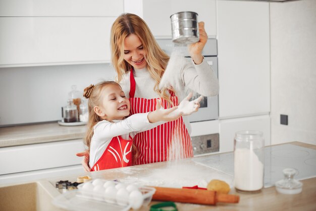 Familia cocinar la masa para galletas.