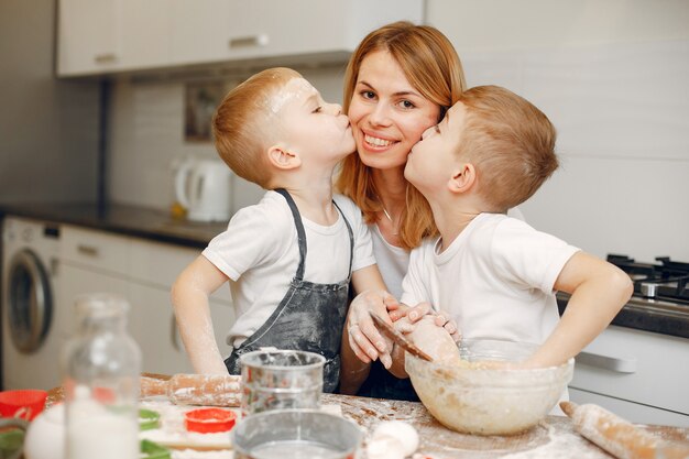 Familia cocinar la masa para galletas.