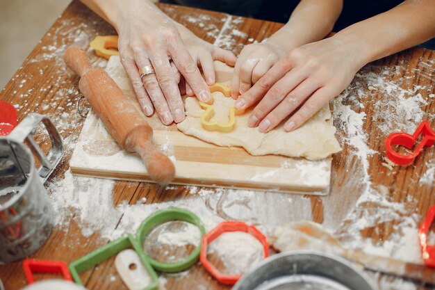 Familia cocinar la masa para galletas.