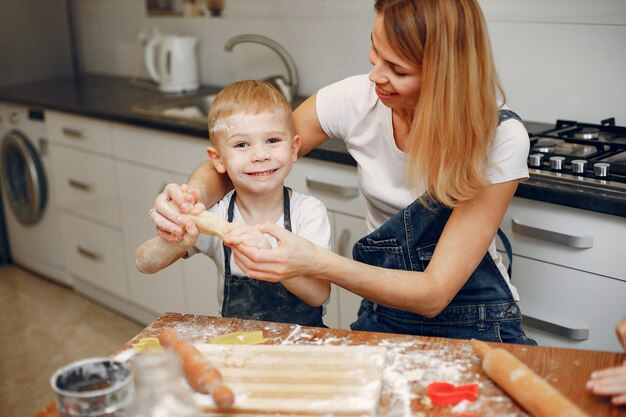 Familia cocinar la masa para galletas.