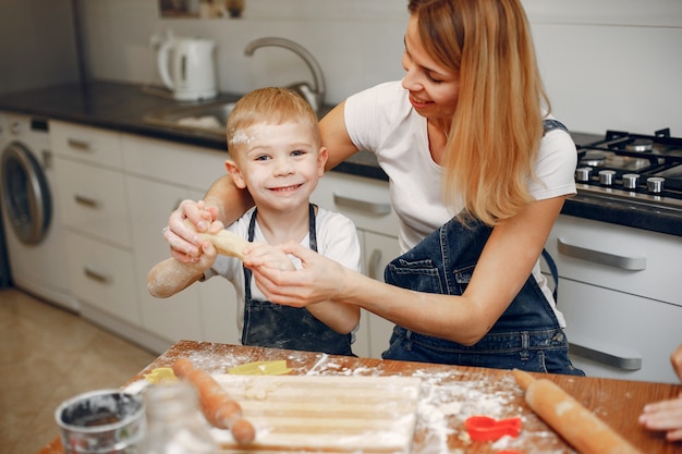 Familia cocinar la masa para galletas.