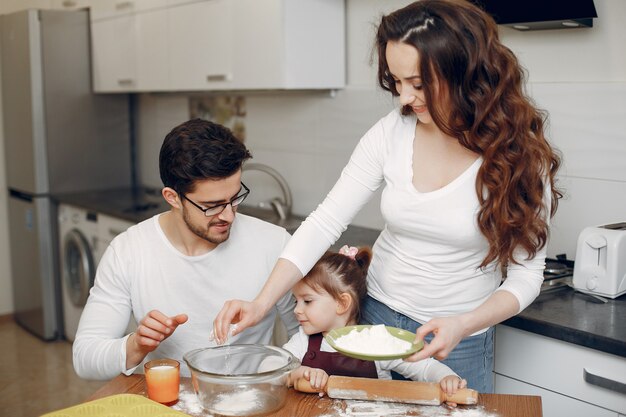 Familia cocinar la masa para galletas.