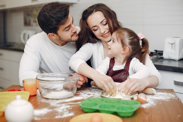 Familia cocinar la masa para galletas.