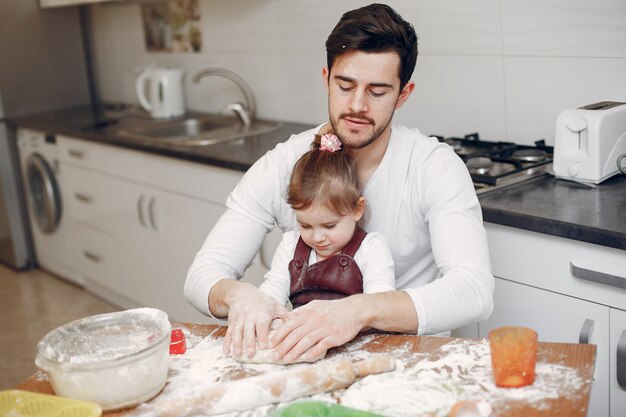 Familia cocinar la masa para galletas.