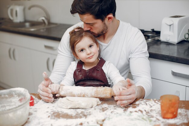 Familia cocinar la masa para galletas.