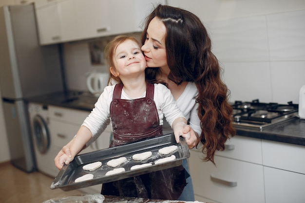 Familia cocinar la masa para galletas.