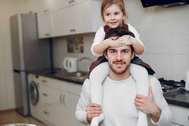 Familia cocinar la masa para galletas.