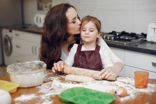 Familia cocinar la masa para galletas.