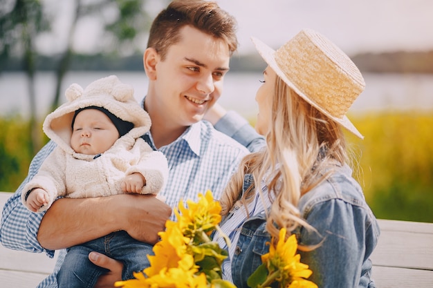 familia en un columpio