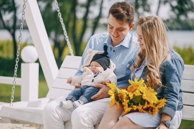 familia en un columpio