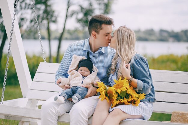 familia en un columpio