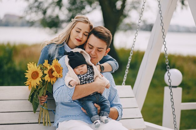 familia en un columpio