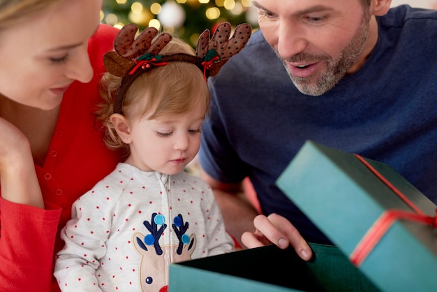 Familia comenzando la Navidad abriendo regalos