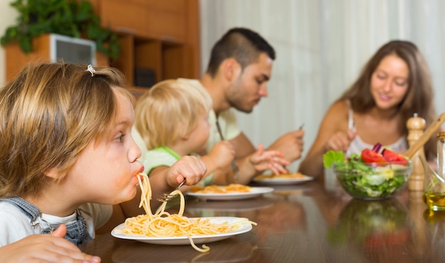 Familia comiendo espaguetis