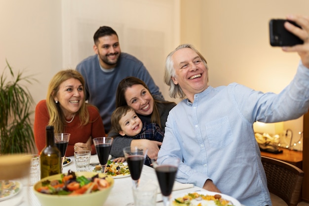 Familia comiendo juntos por la noche