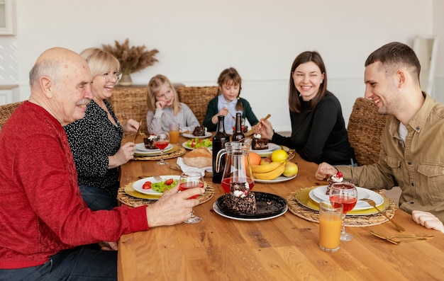 Familia comiendo de tiro medio